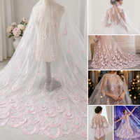 Tissu en tulle brodé de plumes de paon de luxe, maille douce avec bordure festonnée pour robes de mariée et de soirée