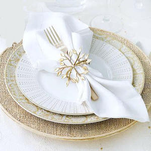 Anneaux de serviette de table de mariage en métal plaqué or de forme ronde gaufrée au design moderne et écologique - Product Image 5