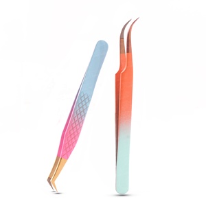 Les pinces à cils sont des outils de beauté de précision conçus pour l'application de faux cils - Product Image 2