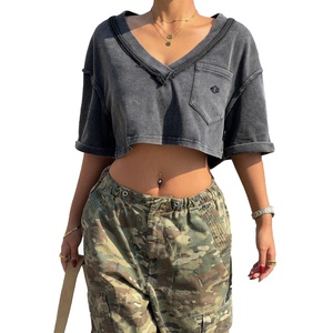 Camiseta de mujer con diseño personalizado, 100% algodón, estilo vintage lavado, corte holgado, manga corta, cuello en V, top corto con efecto acid wash. - Product Image 1
