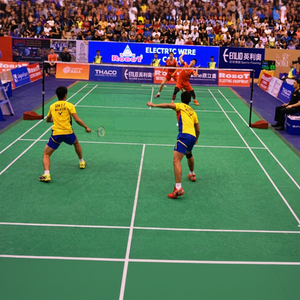 พื้นสนามแบดมินตัน PVC แบบพกพา T-REX ได้รับการรับรองจาก BWF ขนาด 1.8x15 เมตร สีเขียว-น้ำเงิน สำหรับกีฬาในร่ม - Product Image 1