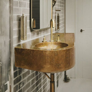 Évier en laiton rustique pour la décoration de salle de bain de style ferme, ajoutant un caractère métallique chaud et un attrait classique - Product Image 2