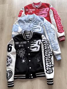 เสื้อแจ็คเก็ตวาร์ซิตี้ผ้าขนสัตว์หนาสำหรับผู้ชาย แบบกำหนดเอง พร้อมลายปักและแขนเสื้อสไตล์หนัง - Product Image 2