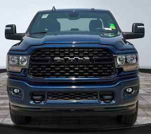 CAMIONETA USADA EN BUEN ESTADO 2024 2500 Big Horn Crew Cab 4WD Volante a la Izquierda ACC Neumáticos R19 Asientos de Tela con Interior Oscuro - Product Image 1