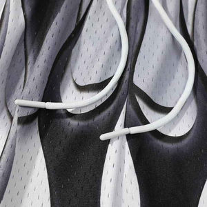 Shorts de basket-ball en maille à imprimé flamme noir et blanc personnalisés, légers, à séchage rapide, vêtements de sport pour hommes, pour la salle de sport ou la rue - Product Image 4