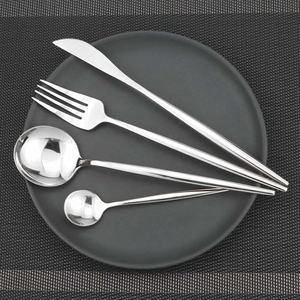 Juego de cubiertos moderno de lujo Cuchara Tenedor y cuchillo con mango largo Diseño plano para el regreso a la escuela - Product Image 5