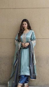 NEW--STYLISH & SUPERBE ROBE LONGUE KURTA, SALWAR & DUPATTA AVEC DABKA OMBELLISÉE, PERLES, TRAVAIL DE PIERRE pour VÊTEMENTS DE FÊTE/MARIAGE = 2024 - Product Image 2