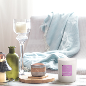 Vela Aromática de Cera de Soya Aromatika Lavender Fields en Frasco de Vidrio Blanco Mate, Regalo Premium de Aromaterapia para el Día de la Madre - Product Image 2