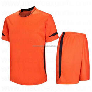 Vêtements de football professionnels personnalisés, maillot et chaussettes à impression numérique respirants à séchage rapide avec logo et couleurs personnalisés au design sportif unique - Product Image 2