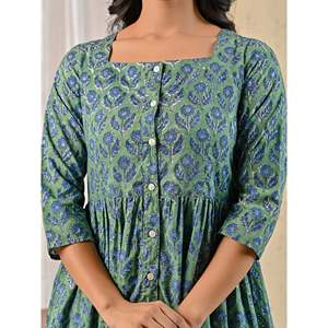 Robe en coton imprimée à la main Green Butta, élégante et décontractée, col carré, longueur genou, boutons sur le devant, respirante, naturelle, ODM - Product Image 2