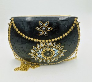 Pochette de soirée luxueuse à finition métallisée pour femmes, conçue pour la nuit, sac de soirée unique, sac à main de fête de luxe avec bandoulière chaîne - Product Image 6