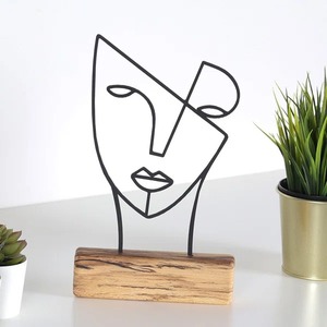 Sculpture de visage en métal noir de luxe avec base en bois artisanale Décor de table artistique moderne Accent unique - Product Image 1
