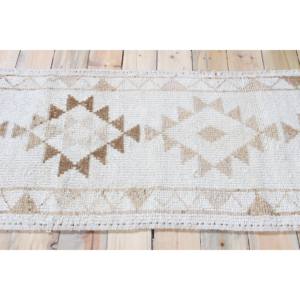 Tapis turc 2,5 x 11,4 pieds, tapis Herki vintage, tapis géométrique beige en laine - Product Image 3