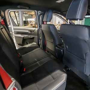 HIL-LUX 2022 4X4 TRANSMISIÓN AUTOMÁTICA MOTOR DIÉSEL TURBO DE 6.1-8L TRACCIÓN DELANTERA DIRECCIÓN A LA IZQUIERDA ASIENTO DE TELA - Product Image 5