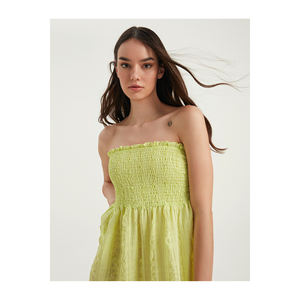 Robe décontractée en seersucker BGN avec design sans bretelles froncé Modèle S23D503 - Product Image 3