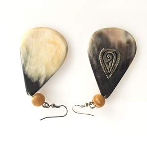 Pendientes de Cuerno de Búfalo Hechos a Mano para Mujer, Estilo Ángel, Joyería Ecológica y Natural con Diseños Únicos - Product Image 1