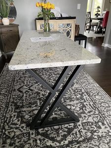 Mesa metálica versátil con patas de acero resistentes, adecuada para uso en interiores y exteriores. - Product Image 4