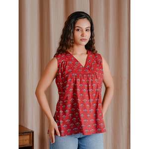 Top Corto Transpirable de Algodón Mulmul con Estampado de Bloques Rojos y Tejido Butti - Product Image 5