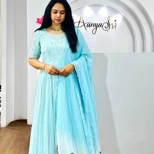 Hermoso vestido Anarkali de seda con trabajo elegante estilo de moda largo paquistaní Salwar Kameez Dupatta para funciones de boda - Product Image 1