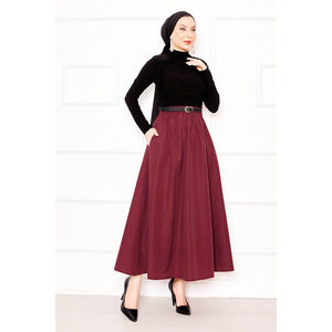 Jupe droite sportive en soie avec détail poche, bordeaux XS, en coton éponge doux avec broderie imprimée numériquement, respirante, longueur courte - Product Image 1