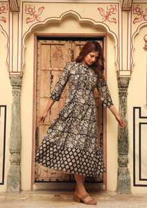 Robe Bohème Brenna Coupe Trapèze Longueur Mollet Imprimée à la Main en Coton Pur Noir Crème Mode Éthique - Product Image 4