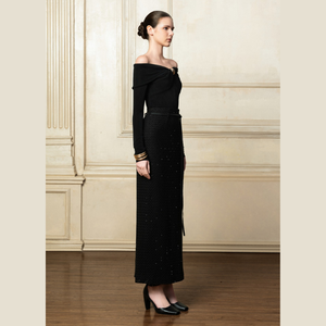 Elaborado con tela flexible de punto brillante, el top de punto GWEN ofrece un aspecto elegante con hombros descubiertos y detalles modernos - Product Image 4