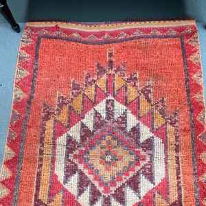 Alfombra Turca de 3.3x12.4 pies, Alfombra Vintage, Alfombra de Lana con Diseño Floral Rojo - Product Image 2