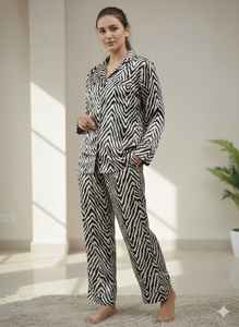 Ensemble pyjama 2 pièces luxueux et élégant pour femme en satin imprimé, col en V, respirant, haut à manches longues à boutons et pantalon avec passepoil contrastant - Product Image 6