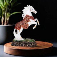 Charmante figurine de cheval noir avec des accents blancs Décor de table décoratif élégant pour l'affichage de cadeaux de bureau à domicile