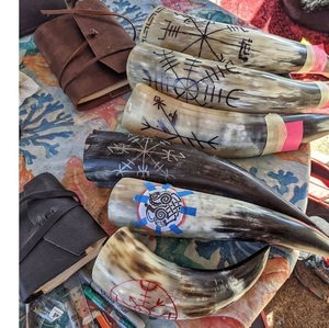 Authentique tasse à boire en corne d'animal viking religieux écologique pour hydromel fait à la main - Product Image 1