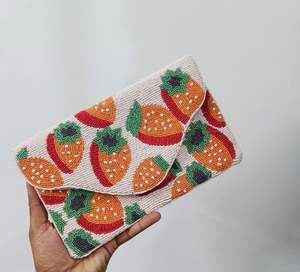 Monedero de embrague hecho a mano para mujeres y niñas, cuentas de semillas bordadas, monedero de embrague de India, bolso de mano hecho a mano para mujeres - Product Image 1