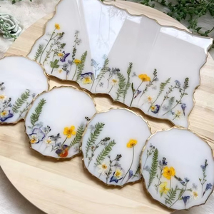 Sous-verres uniques en résine à thème floral avec fleurs printanières intégrées et tons doux, parfaits pour les intérieurs de style cottagecore - Product Image 1