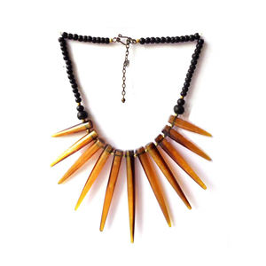 Collar de Resina con Cuentas en Forma de Corazón Hecho a Mano en India, Joyería Elegante, Tradicional y Moderna para Mujer, Ideal para Bodas - Product Image 1