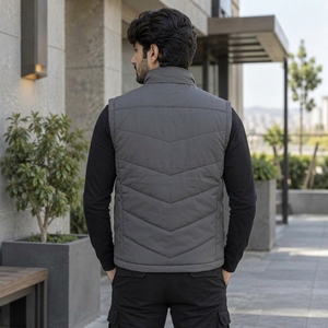 Gilet utilitaire fabriqué avec un matériau respirant, un aménagement de poches fonctionnel, une construction légère, une fermeture sécurisée et confortable. - Product Image 2