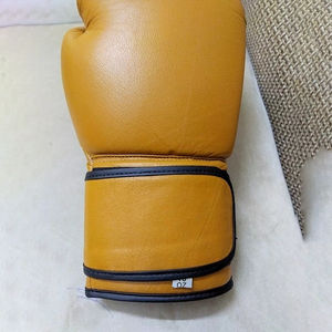 Gants de boxe professionnels personnalisés pour l'entraînement Nouveau design avec logo Gants de sport MMA pour adultes Gants en cuir du Pakistan - Product Image 4