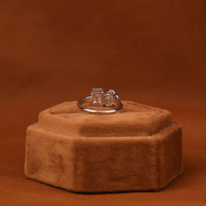 Anillo de Compromiso Moderno para Mujer con Diamante Cultivado en Laboratorio de 4.5 CT, Corte Esmeralda y Ascher, Oro Blanco Sólido de 14KT, Certificado IGI - Product Image 4