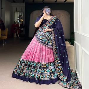 Conjunto de Lehenga Choli de Seda Tasar Elegante VASTRA COTTAGE con Estampado Ikkat, Lentejuelas y Bordado, Ropa Étnica de Diseño - Product Image 5