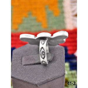 Anillo Ajustable de Plata de Ley con Turquesa y Bisel en Forma de Mano, Inspirado en el Suroeste, Regalo - Product Image 4