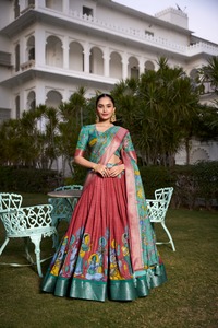 นิยมมากที่สุด kalamkari พิมพ์ลายโดล่าผ้าไหมกับ zari ทอผ้าชายแดน lehenga choli expoert และอุปทานในอัตราที่ต่ำที่สุด - Product Image 2