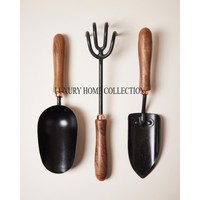 Ensemble d'outils de foyer de forgeron de style vintage avec poignées décoratives en fer forgé pour la gestion classique des incendies en extérieur