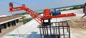 Machine de levage de matériaux de construction avec moteur électrique et système de poulies installé sur le toit du bâtiment pour la manutention du sable - Product Image 3