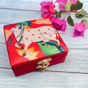 Belle boîte de cadeau de concepteur de motif de vache imprimée à la main Pichwai avec fermeture en laiton pour boîte de faveur de fête de mariage - Product Image 6