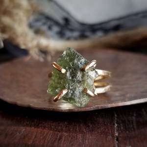 Moldavite naturelle traitée thermiquement Bague griffe à double bande remplie d'or 14 carats Cadeau unique de fiançailles et d'anniversaire pour les femmes - Product Image 4