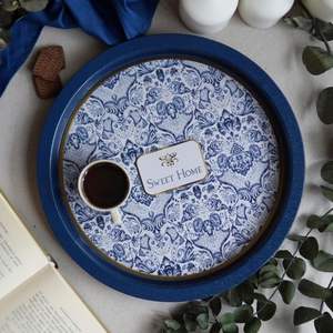 Plateau en métal de 315 mm à motif décoratif bleu et blanc inspiré de l'azulejo, design élégant, marque Kontensan, modèle EE1977N pour la décoration intérieure - Product Image 1