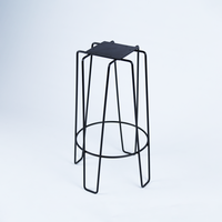 Décoration d'intérieur de luxe moderne, chaises en bois avec structure en fer, table de bar en métal, design Art Déco, marque LBN, utilisation en intérieur, occasion anniversaire