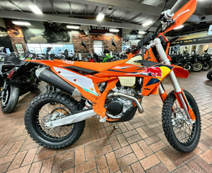 OFERTA AL POR MAYOR: Motocicleta Enduro KTM 500 EXC-F CHAMPION.Edition 2025 de 6 Velocidades, 100% Auténtica - Product Image 2