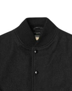 Chaqueta Universitaria para Hombre, Cuerpo Negro, Mangas de Cuero Negro, Cuello Acanalado, Botones a Presión, Estilo Bomber Clásico - Product Image 4