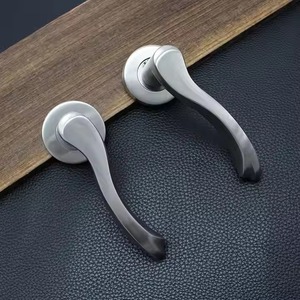 Poignée de porte incurvée élégante en argent avec un design élégant, parfaite pour les entrées et les portes intérieures en bois de maisons et bureaux modernes - Product Image 5