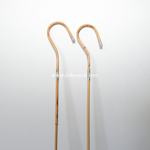Bâton de marche et canne de randonnée en rotin moderne et durable avec embout en aluminium - Personnalisable pour une utilisation en extérieur - Product Image 3