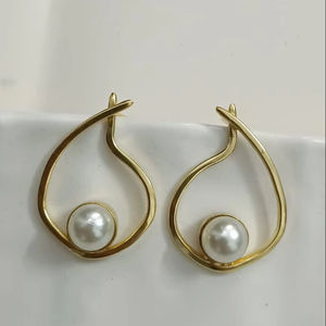 Boucles d'oreilles en laiton léger ethnique à la mode pour femmes Monalisa Stone Stud géométrique doré finition argentée bijoux de mode en vrac - Product Image 1